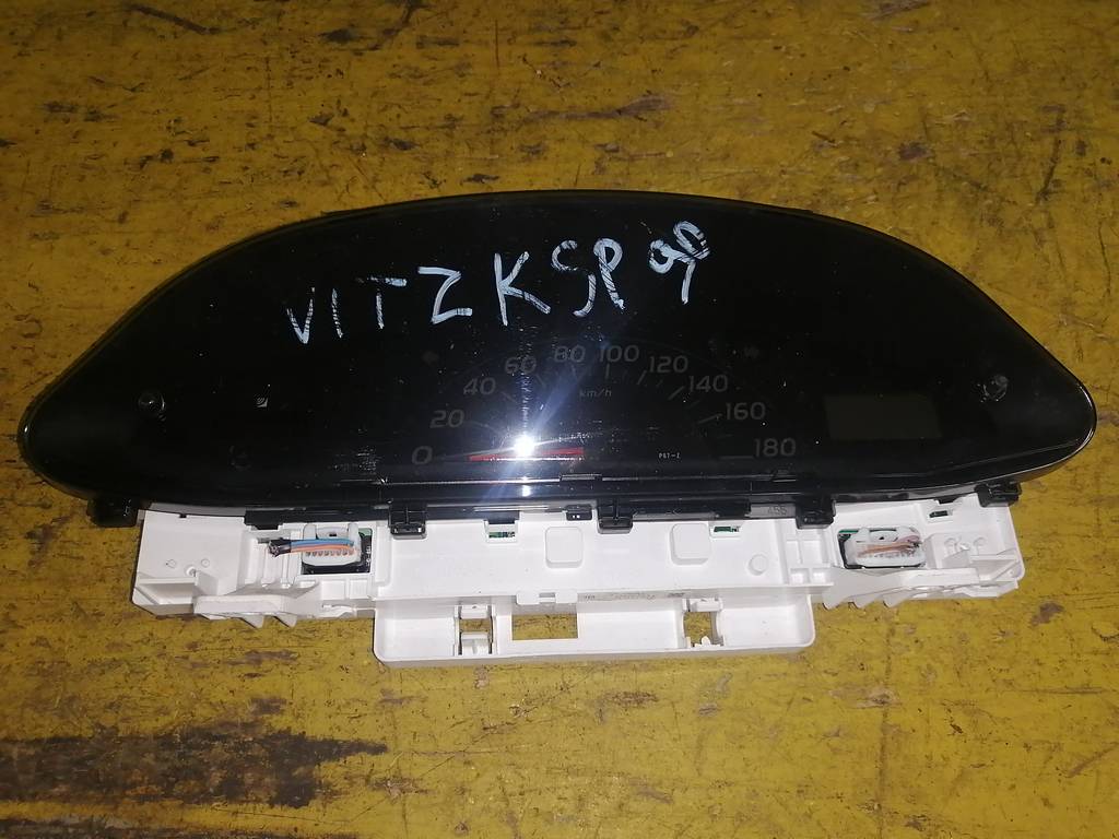 щиток приборов Toyota Vitz