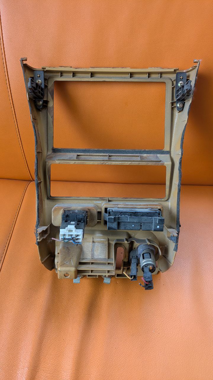 BLUEBIRD SYLPHY TG10 КОНСОЛЬ МАГНИТОФОНА Nissan Bluebird Sylphy 1