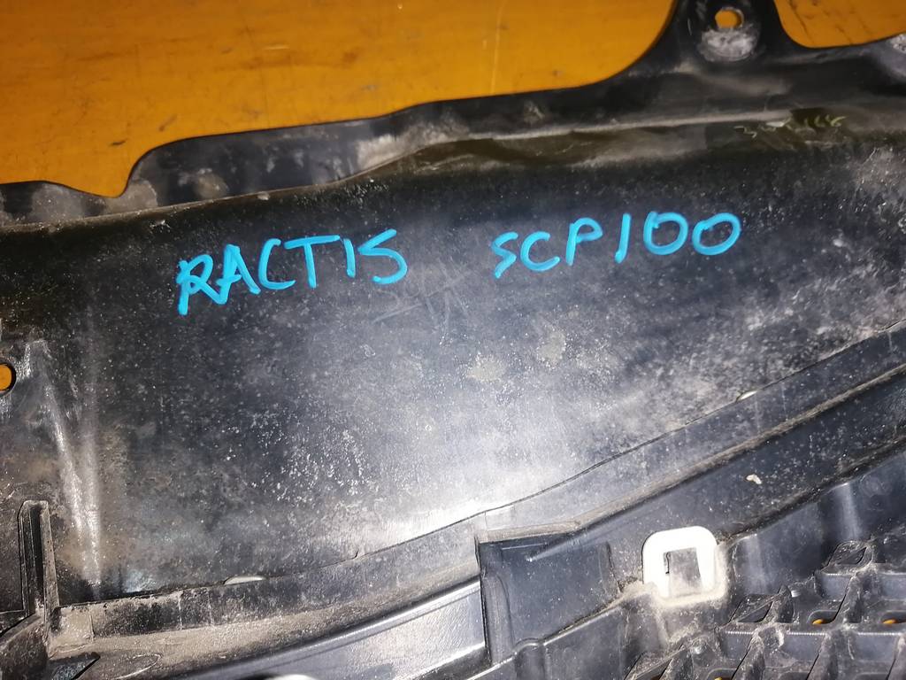 RACTIS SCP100 РЕШЕТКА РАДИАТОРА Toyota Ractis