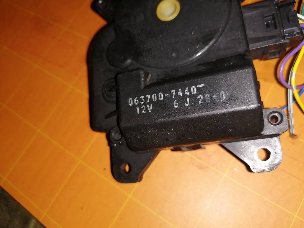 CALDINA AZT241 СЕРВОПРИВОД ЗАСЛОНОК ПЕЧКИ 063700-7440 Toyota Caldina