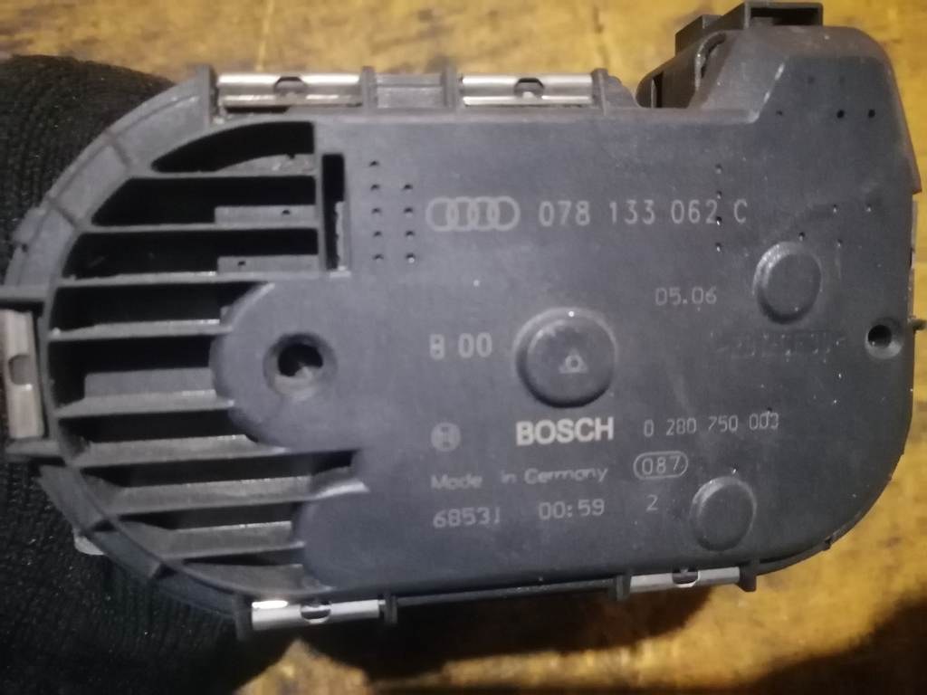 AUK ДРОССЕЛЬНАЯ ЗАСЛОНКА 078 133 062 С Audi A6 1