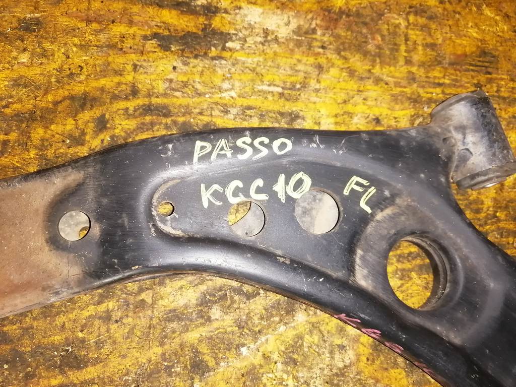 PASSO KGC10 РЫЧАГ ПЕРЕДНИЙ ЛЕВЫЙ Toyota Passo 1