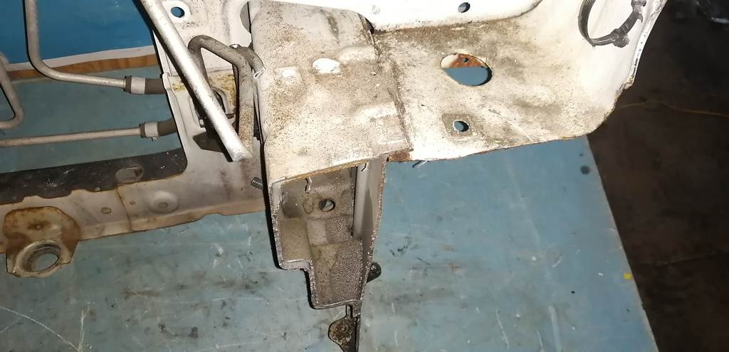 рамка радиатора Nissan Liberty 3