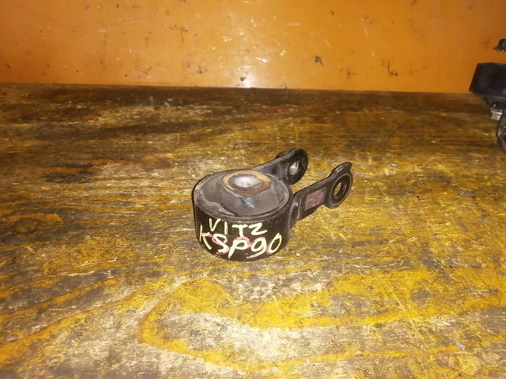 подушка двигателя Toyota Vitz