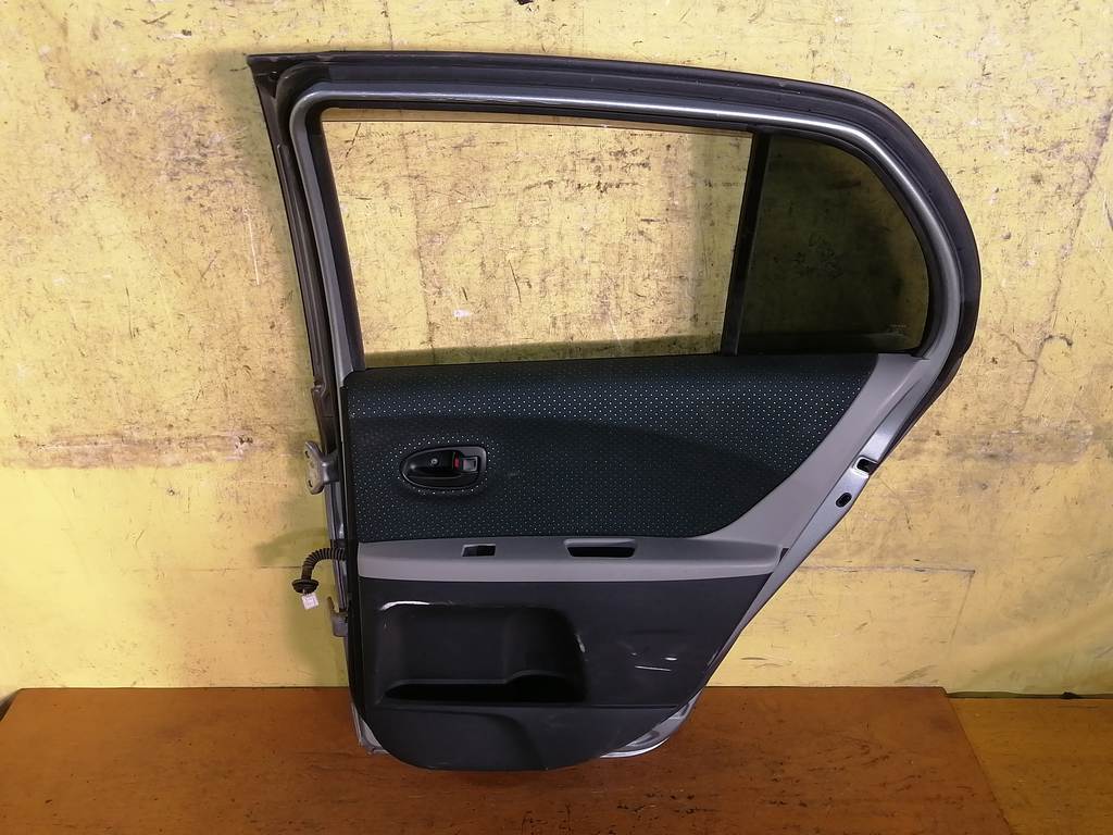 VITZ KSP90 ДВЕРЬ ЗАДНЯЯ ПРАВАЯ ДЕФЕКТ Toyota Vitz 4
