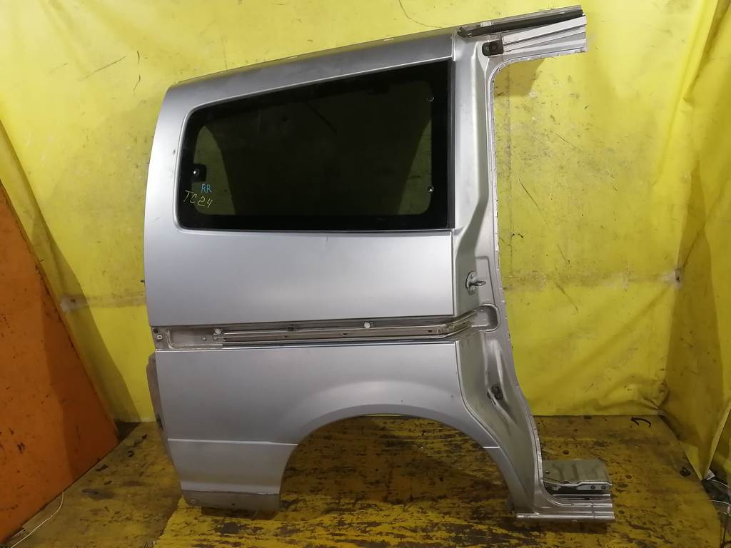 крыло Nissan Serena 0