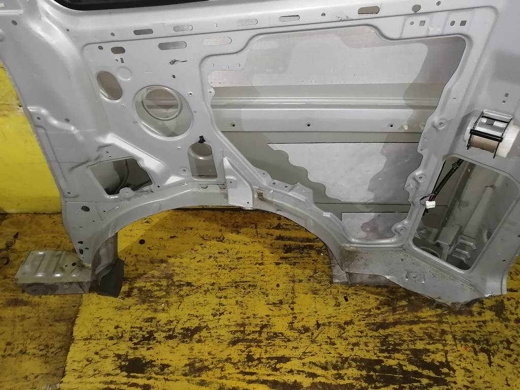 крыло Nissan Serena 3