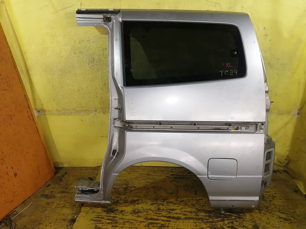 крыло Nissan Serena