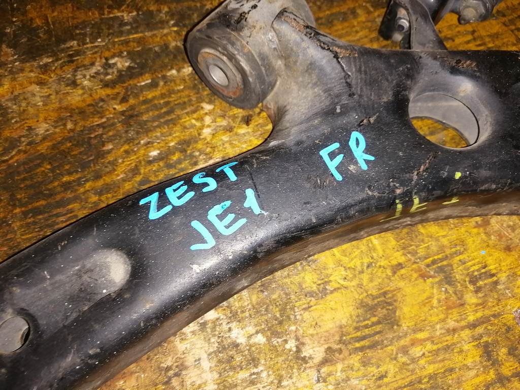 ZEST JE1 РЫЧАГ ПЕРЕДНИЙ ПРАВЫЙ Honda Zest