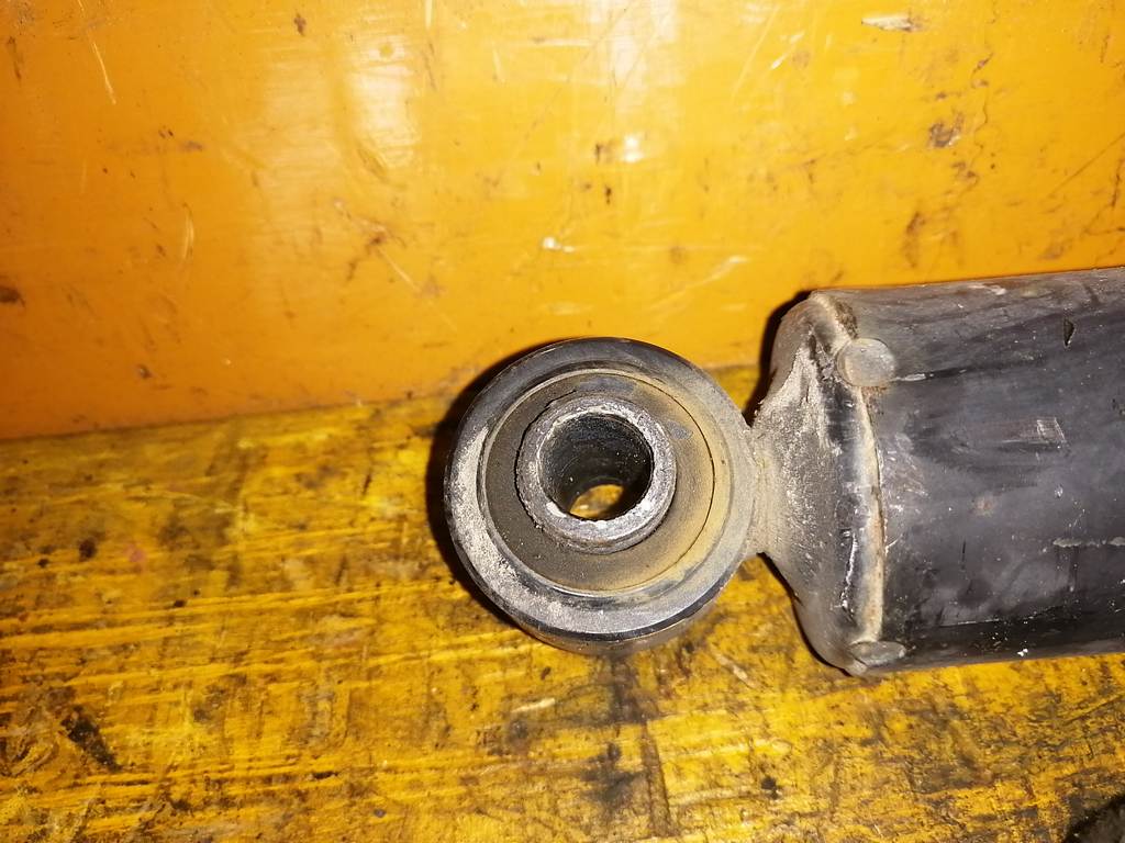 PROBOX NCP51 АМОРТИЗАТОР ЗАДНИЙ 1, дефект Toyota Probox 4