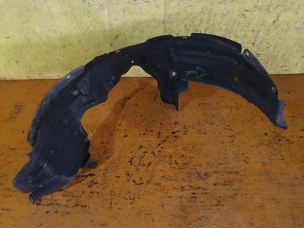 подкрылок Mazda Demio 3