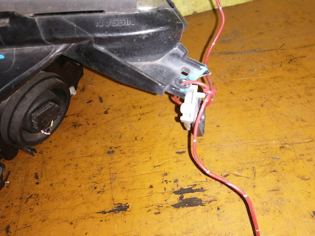 NOTE E11 ФАРА ПРАВАЯ, дефект Nissan Note 1