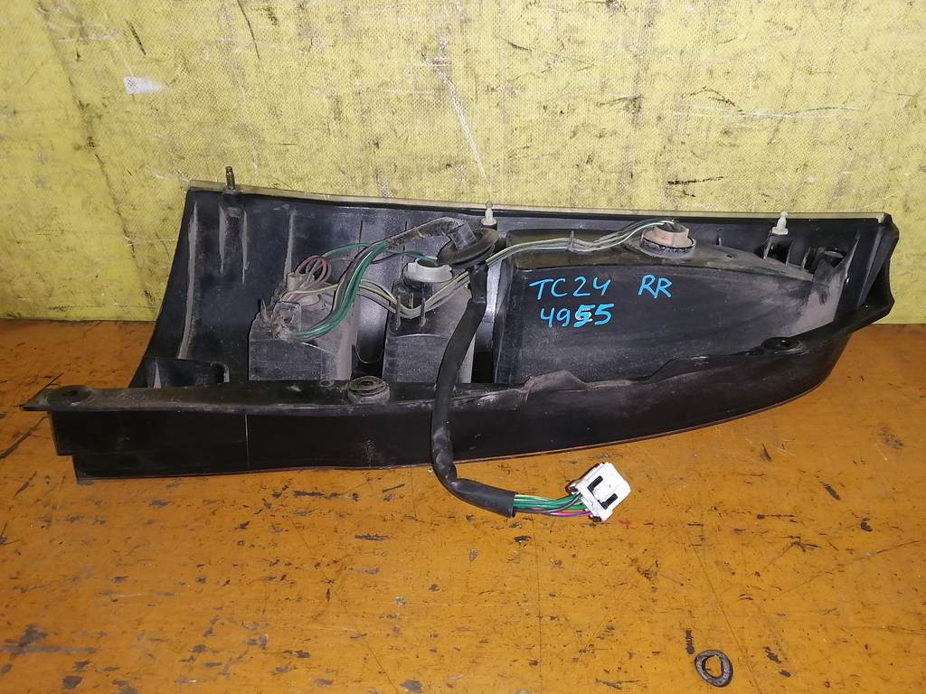 стоп-сигнал Nissan Serena 3