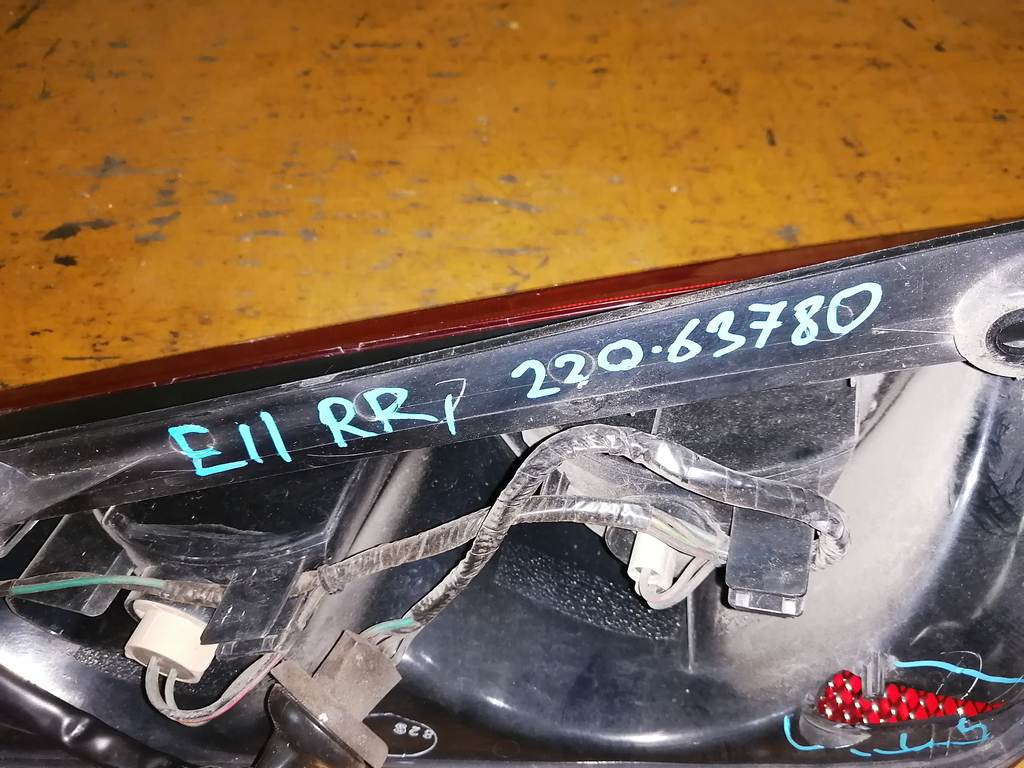 NOTE E11 СТОП ПРАВЫЙ 220-63780 (1) ДЕФЕКТ Nissan Note 1