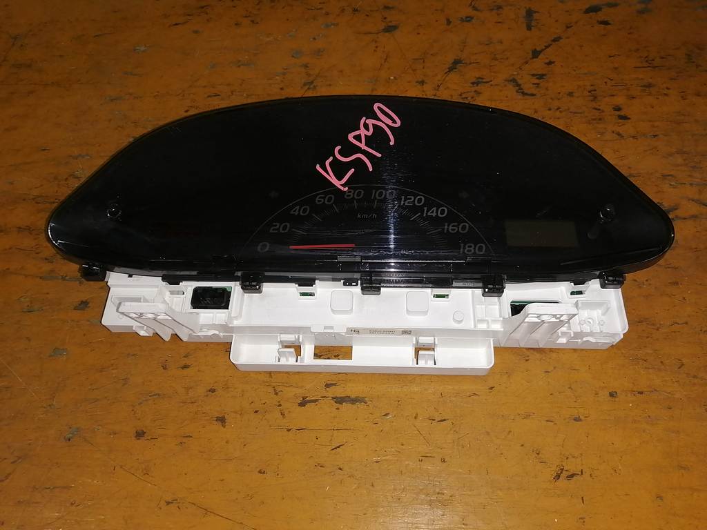 щиток приборов Toyota Vitz 0