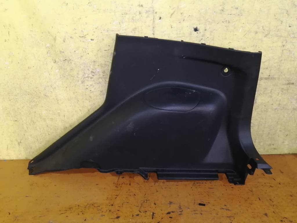 обшивка багажника Mitsubishi Colt 0
