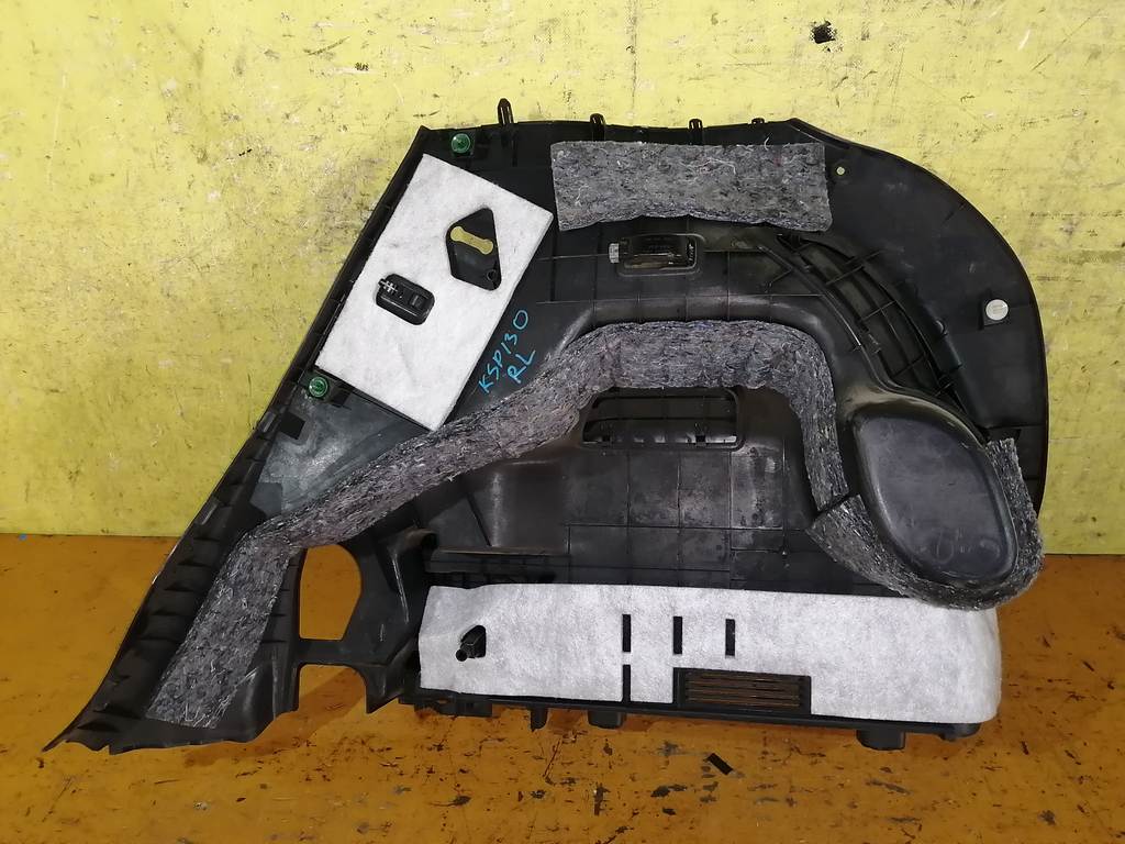 обшивка багажника Toyota Vitz 3