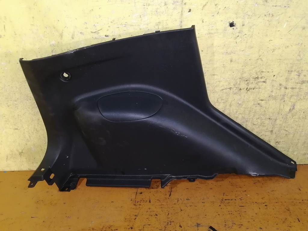 обшивка багажника Mitsubishi Colt 0