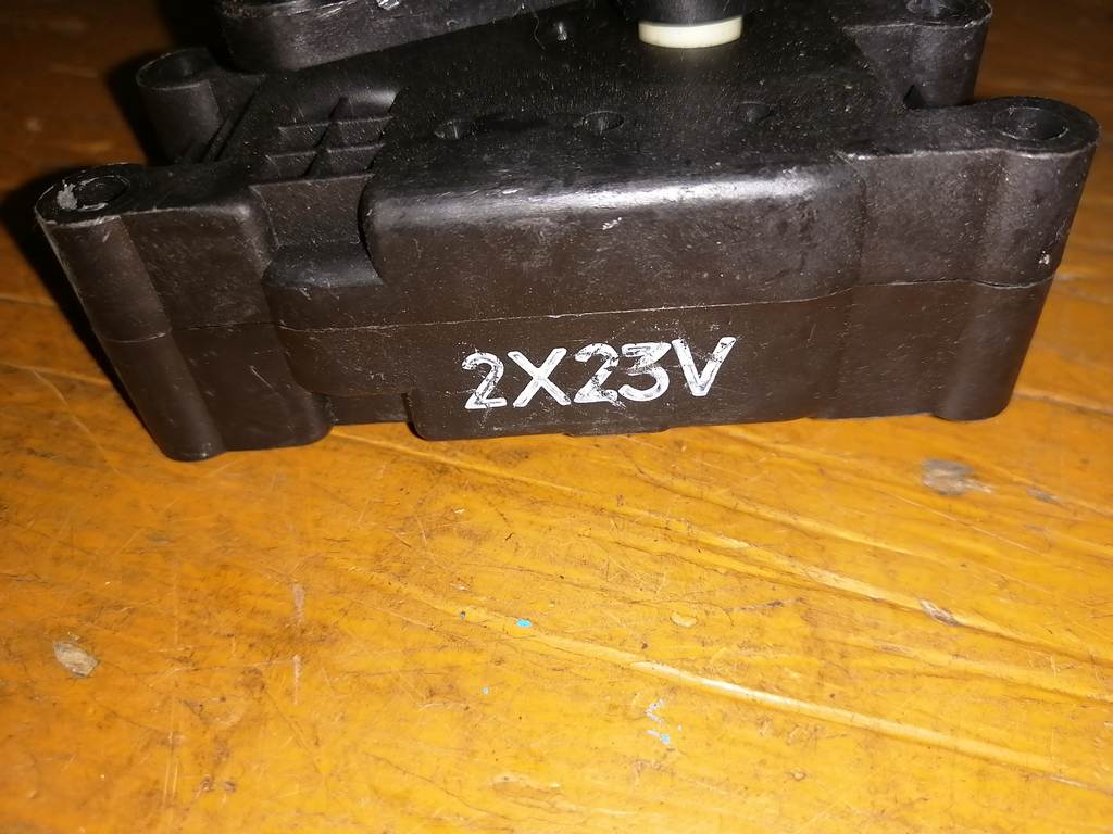 DEMIO DY5W СЕРВОПРИВОД ЗАСЛОНОК ПЕЧКИ 2X23V Mazda Demio 1