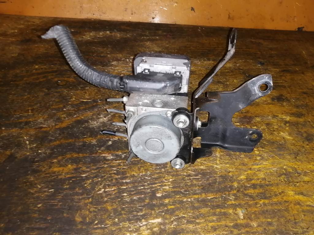 блок abs Toyota Vitz 3