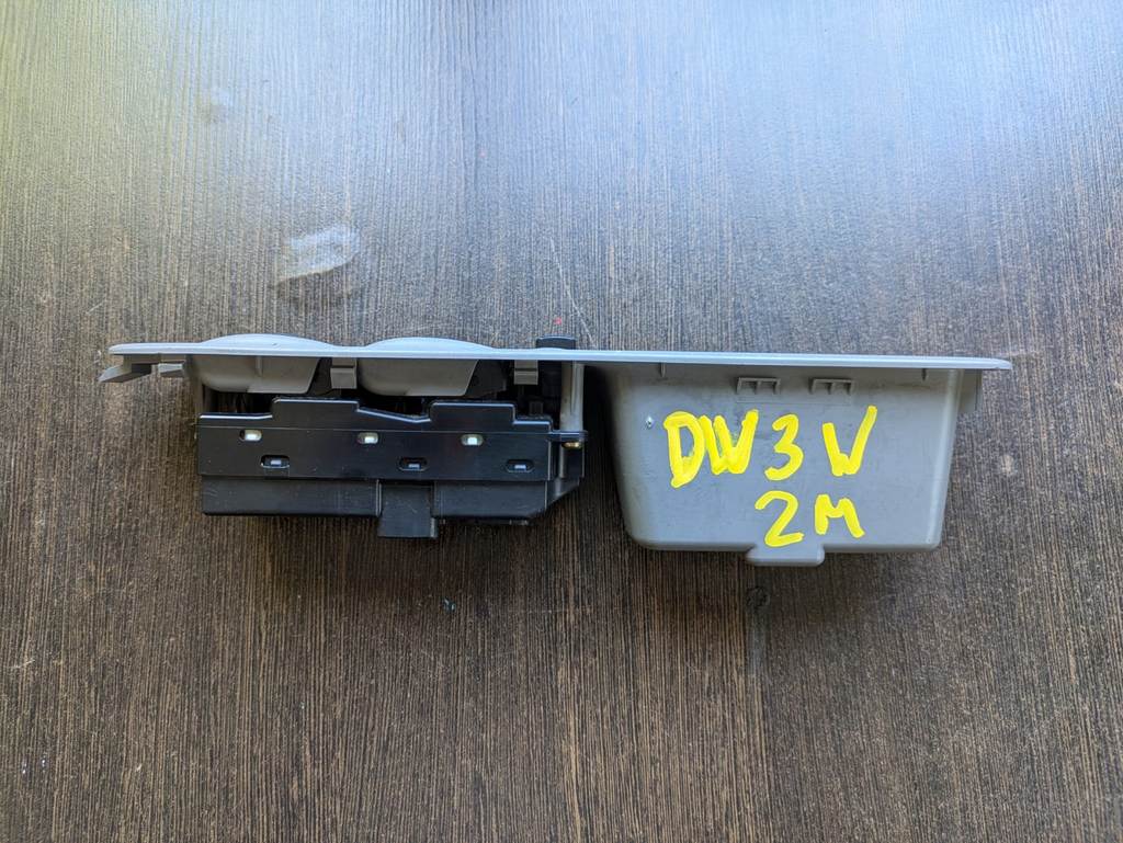 DEMIO DW3W БЛОК УПРАВЛЕНИЯ СТЕКЛОПОД. 2 мод. Mazda Demio 1