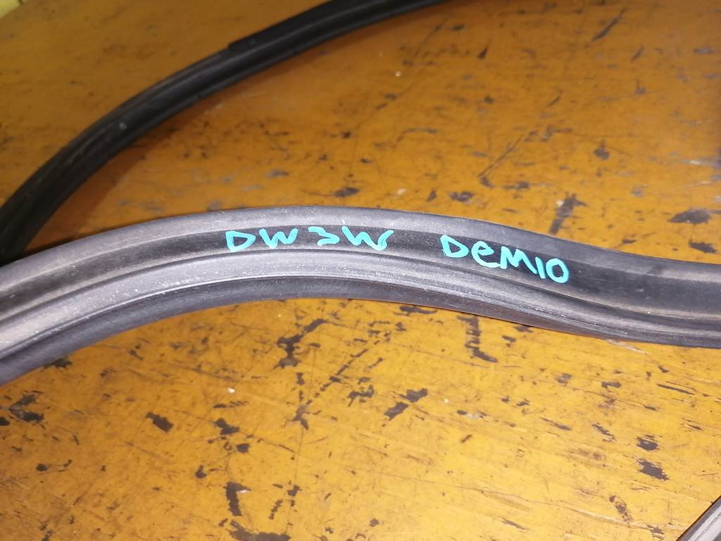 DEMIO DW3W УПЛОТНИТЕЛЬ 5-Й ДВЕРИ Mazda Demio 1
