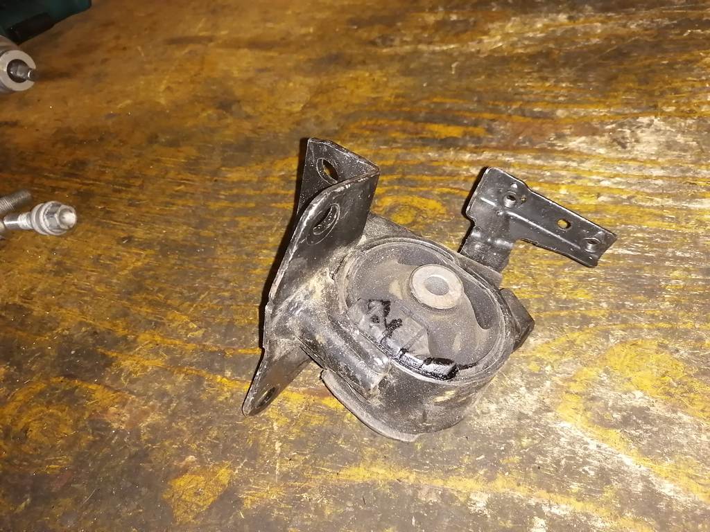 подушка двигателя Toyota Caldina 0
