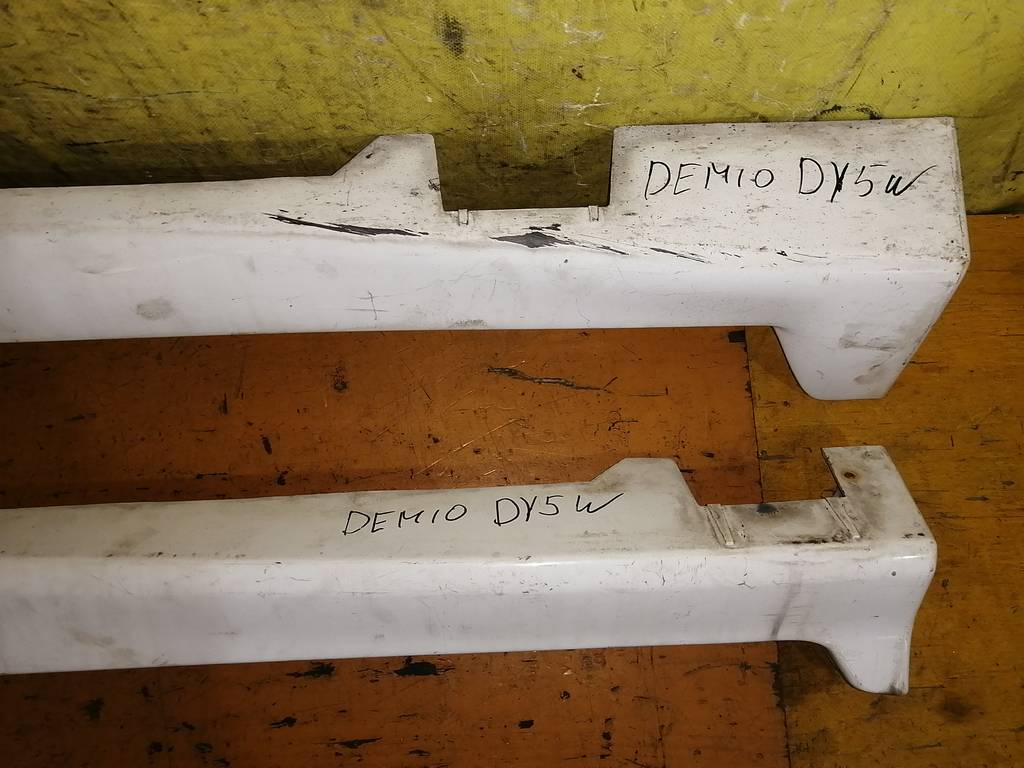 DEMIO DY5W ПОРОГ (ПАРА), дефект Mazda Demio 1