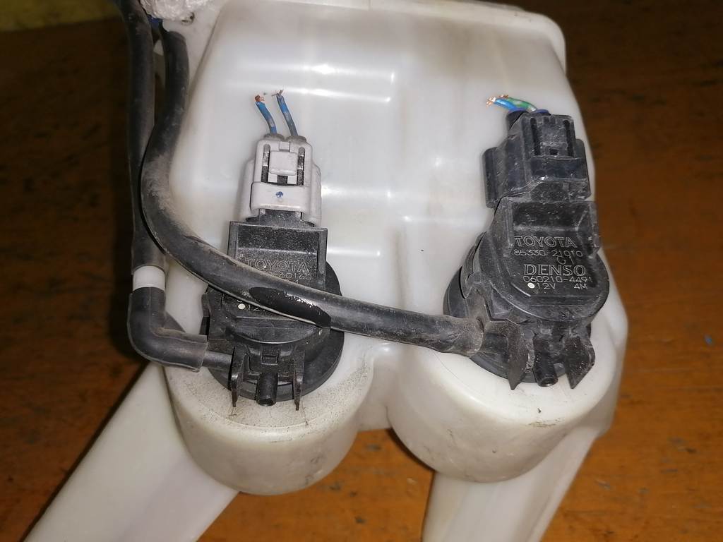 бачок омывателя Toyota Vitz 3