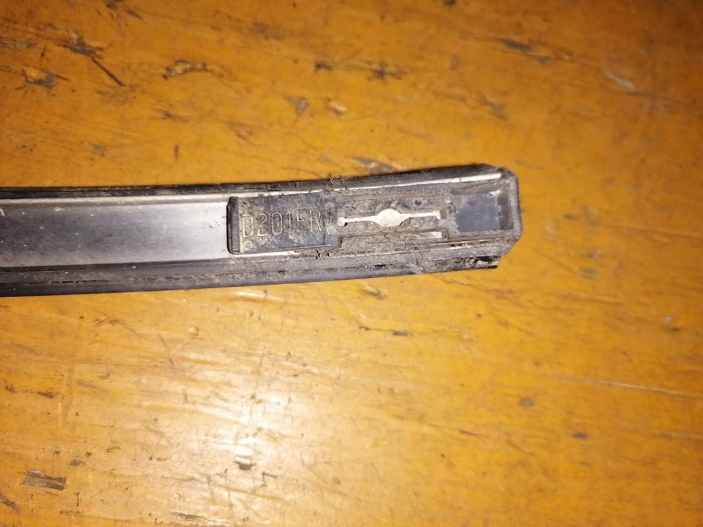 DEMIO DW3W МОЛДИНГ НА КРЫШУ ПРАВЫЙ Mazda Demio 4