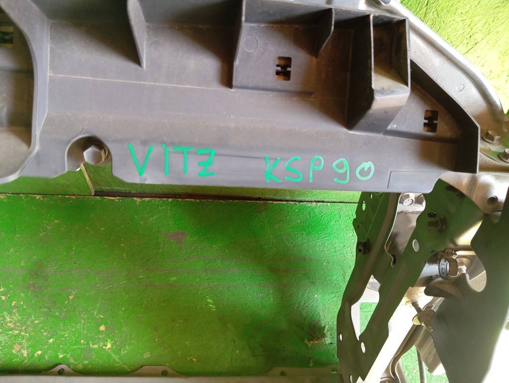 рамка радиатора Toyota Vitz 0