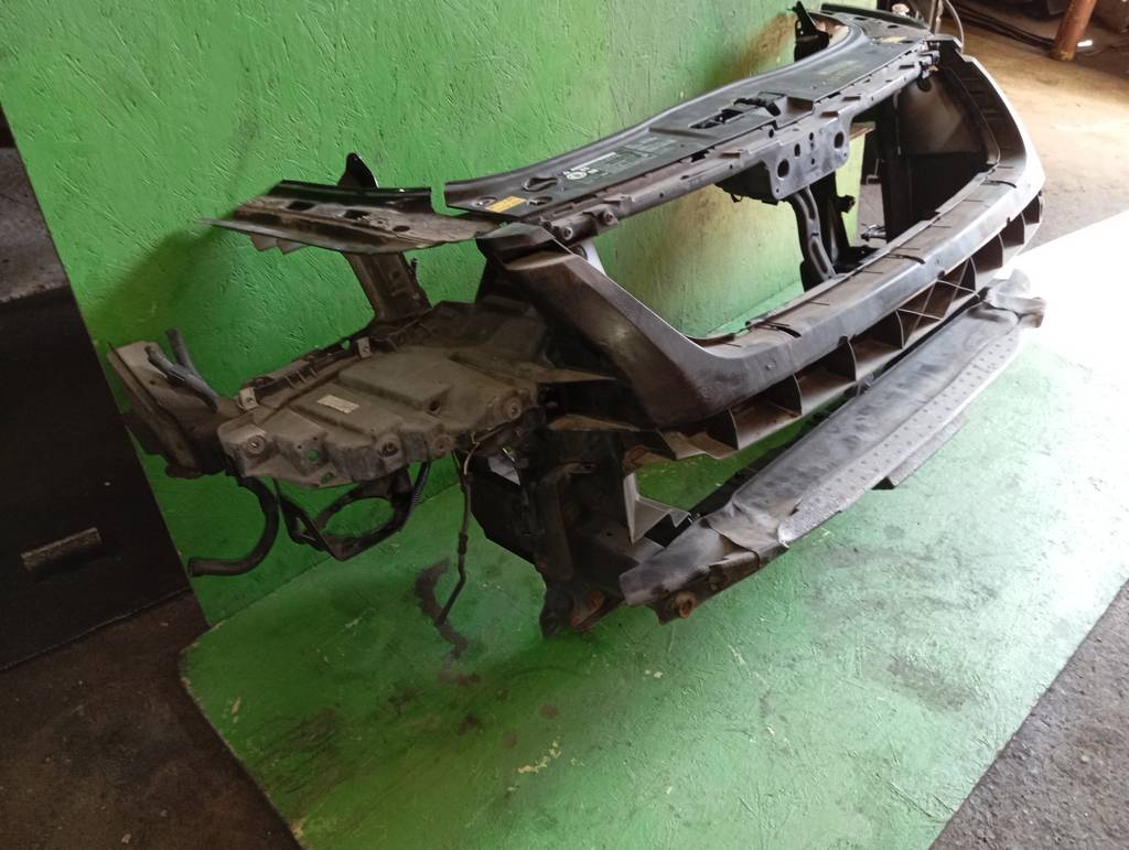 рамка радиатора Volkswagen Touareg 3