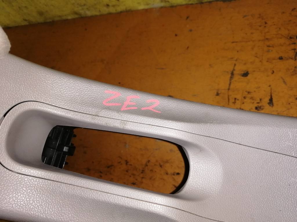 INSIGHT ZE2 КОНСОЛЬ МЕЖДУ СИДЕНИЙ Honda Insight 1