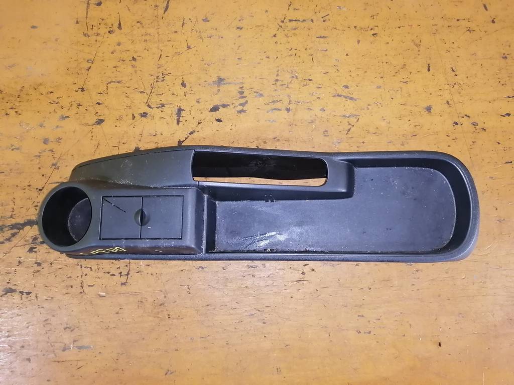 DEMIO DE3FS КОНСОЛЬ МЕЖДУ СИДЕНИЙ Mazda Demio 1