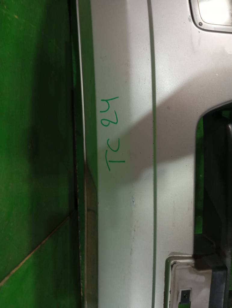 бампер Nissan Serena 0
