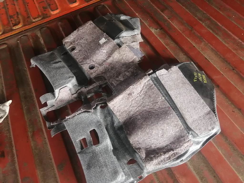 ковер салона Toyota Sienta 3