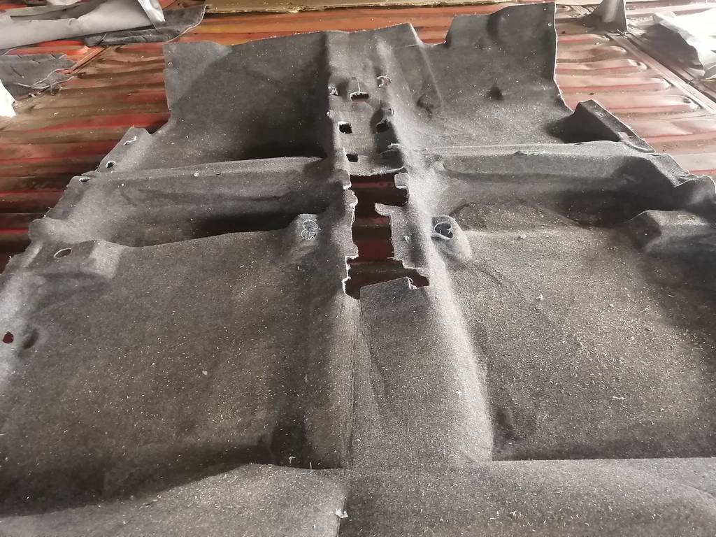 ковер салона Nissan Latio 3