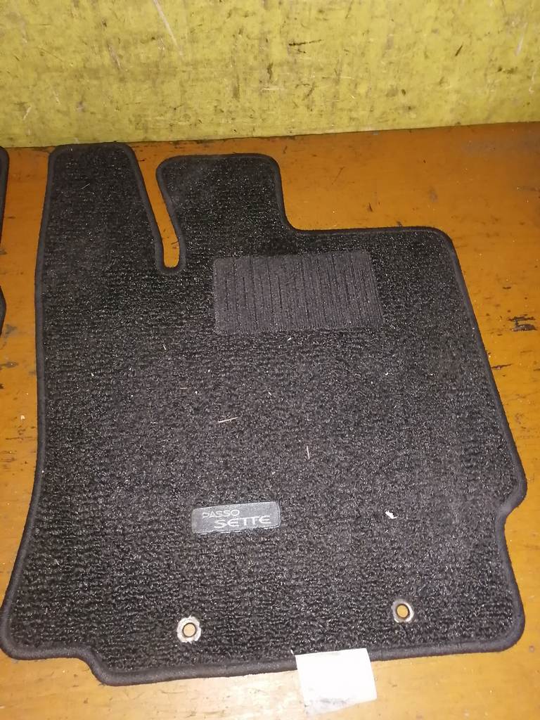 Салон Toyota Passo Sette 2