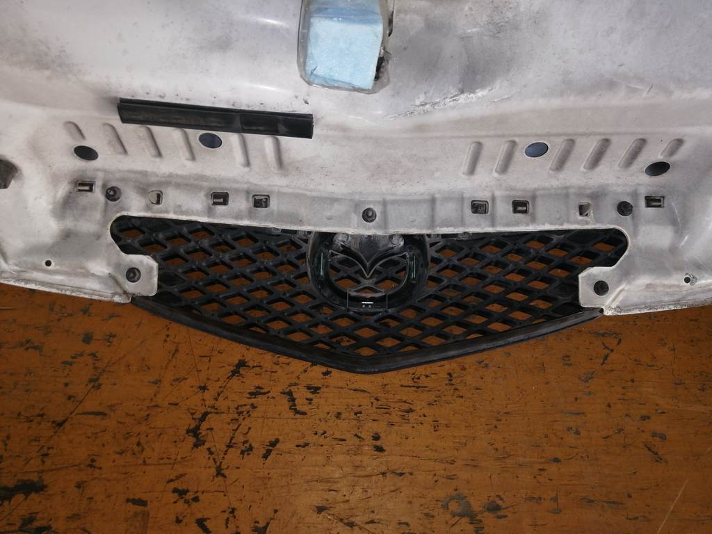 капот Mazda Demio 6