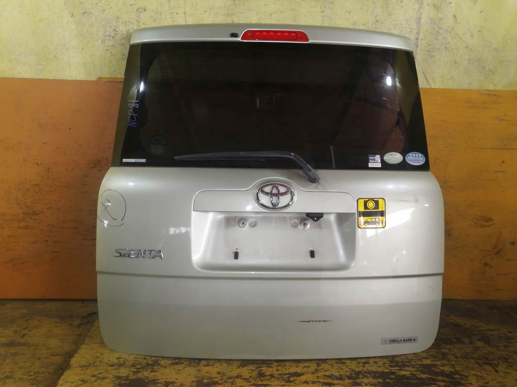 дверь 5-я Toyota Sienta 0