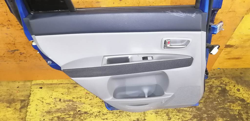 дверь Mazda Demio 3