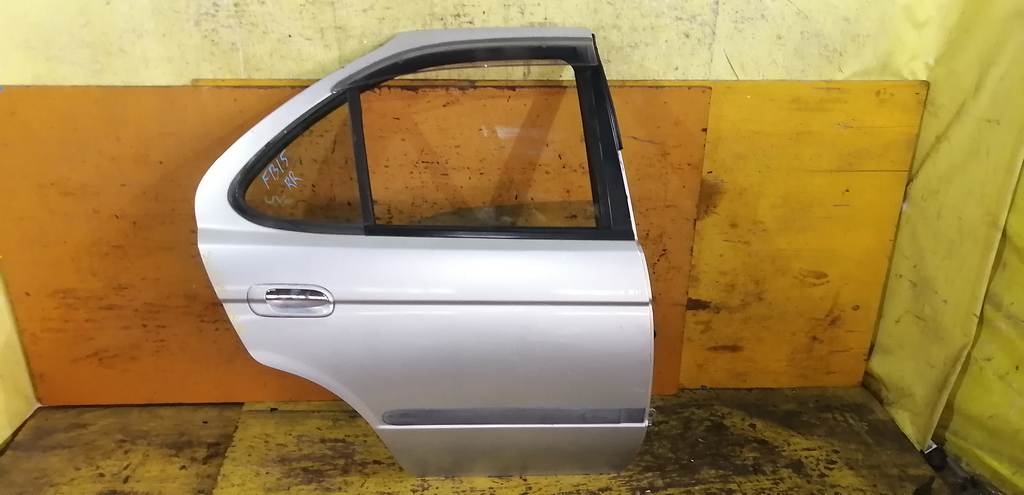 дверь Nissan Sunny 0