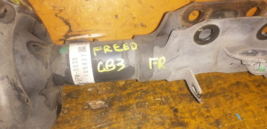 FREED SPIKE GB3 СТОЙКА ПЕРЕДНЯЯ ПРАВАЯ Honda Freed Spike 1