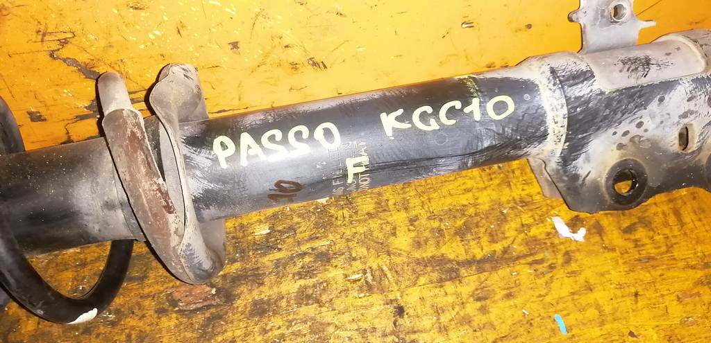 PASSO KGC10 СТОЙКА ПЕРЕДНЯЯ Toyota Passo 1
