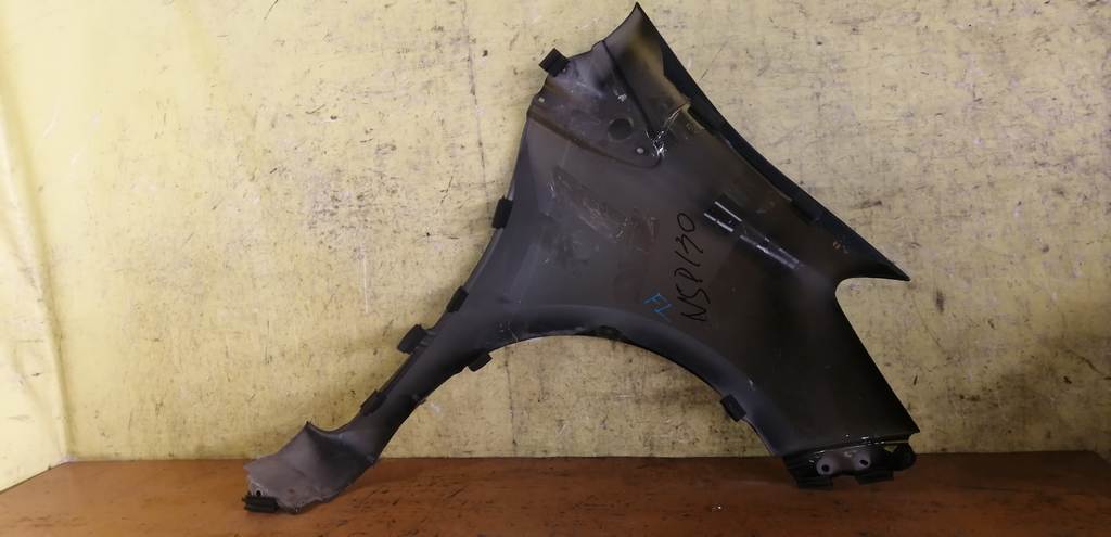 крыло Toyota Vitz 3