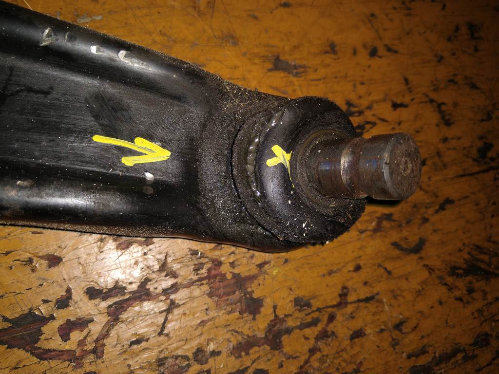 OUTLANDER CW5W РЫЧАГ ПЕРЕДНИЙ ПРАВЫЙ, порван пыльник Mitsubishi Outlander 1