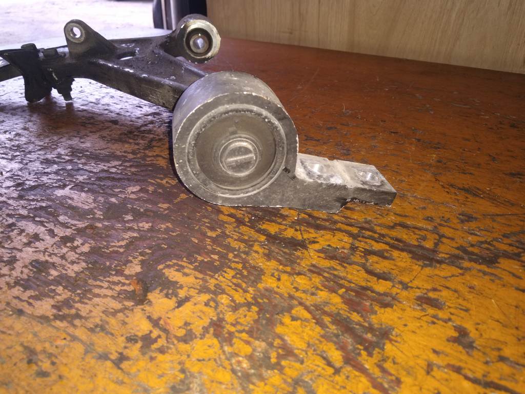 X-TRAIL NT30 РЫЧАГ ПЕРЕДНИЙ ЛЕВЫЙ Nissan X-Trail 1