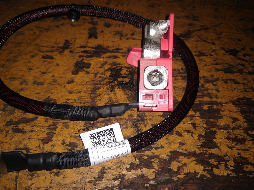 BMW X7 G07 КЛЕММА ПЛЮСОВАЯ С ПАТРОНОМ BMW X7 1