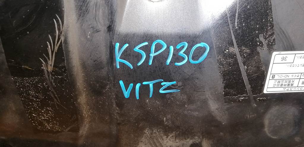 капот Toyota Vitz 3