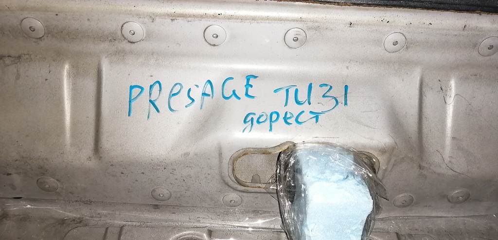 капот Nissan Presage 3